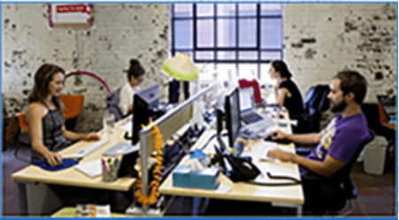 Gruppe glücklicher Menschen 2